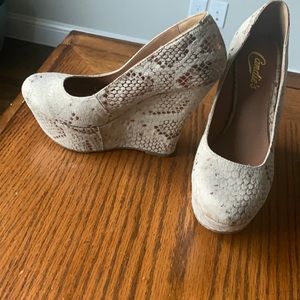 NWOT Candie’s Suede Gold Snakeskin Wedges - Sz 7.5